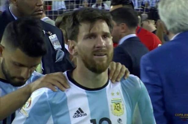 A Messi se le vio llorando después de perder una nueva final.