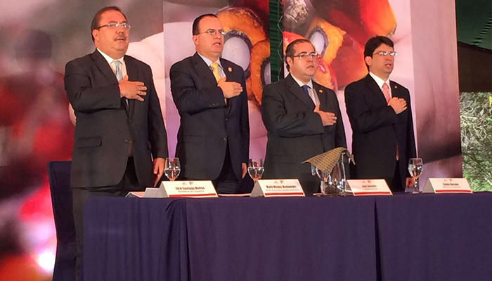 De izquierda a derecha: José Santiago Molina (presidente de GREPALMA), Mario Méndez Montenegro (Ministro del MAGA), José González Campo (representante del CACIF) y Rubén Morales (Ministro de Economía).