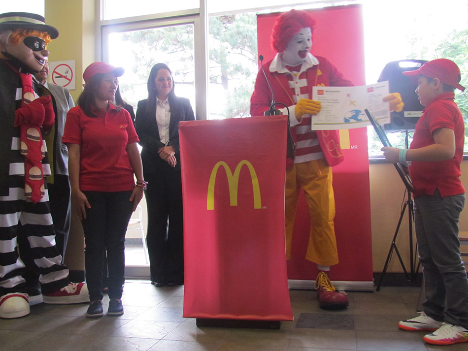 El boleto simbólico que Ronald McDonald le entregó a Christian García. Foto: El País de los Jóvenes