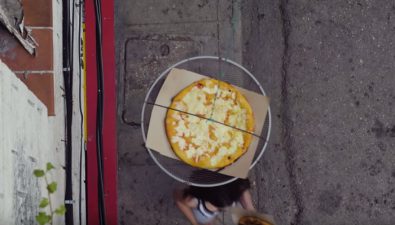 La pizzería que reparte pizzas desde el techo