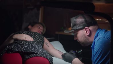Este tatuador está ayudando a otros a recuperarse de sus traumas